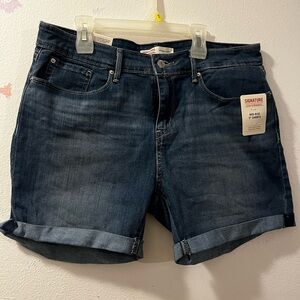 NWT Signature Levi’s Women's Mid Rise 5” Denim Shorts - Dark Blue Size 10 W30